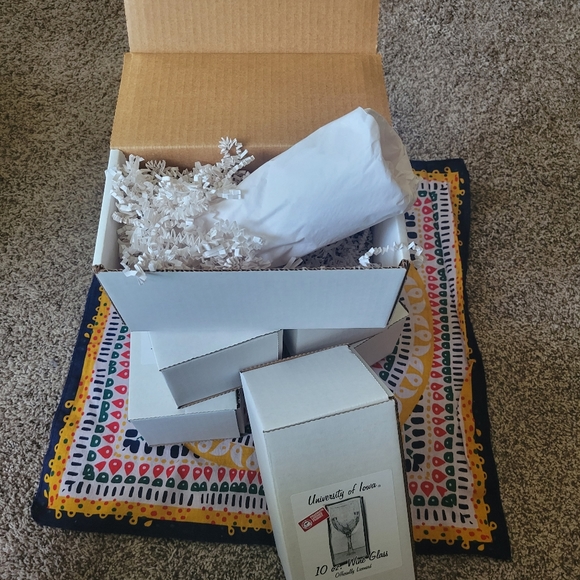 UNIVERSITY OF IOWA WINE GLASSES - Picture 5 of 8